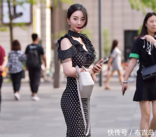 成熟|街拍 小姐姐身穿波点连衣裙, 透露出了成熟的女人味