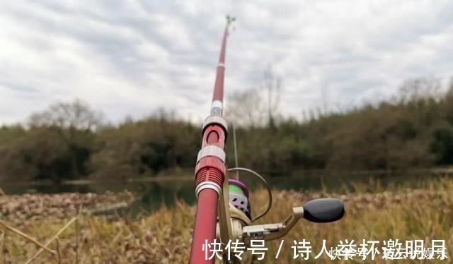 冬钓鲫鱼的“偷懒”玩法,筏竿配上串钩,再也不怕鱼儿跑远了