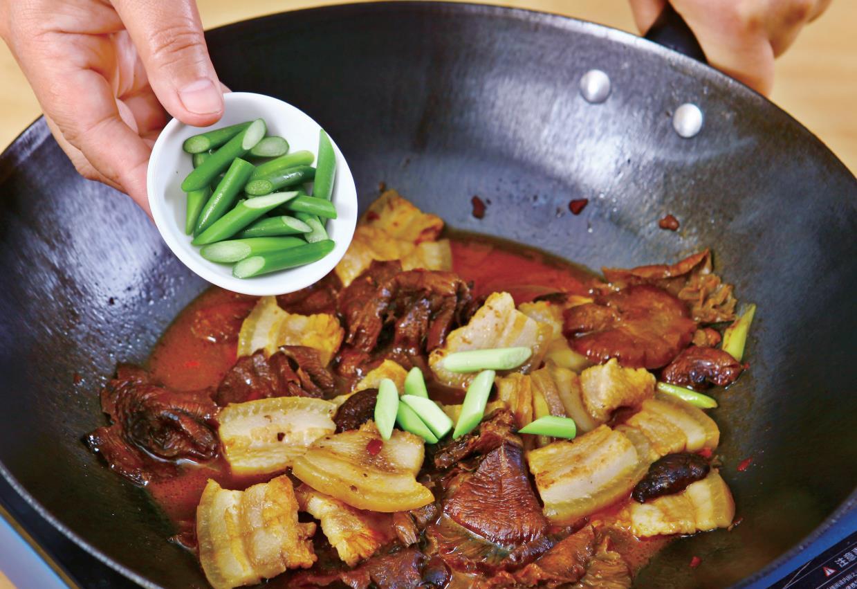 香醇|辣烧榛蘑五花肉小小菌菇也作当家菜油润明亮,酥软香醇,微辣咸香