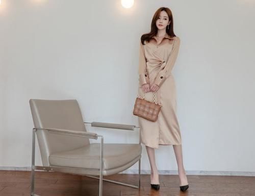 时尚穿搭孙允珠：柔美洛神丝光炫色束腰百褶裙