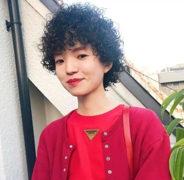 减龄 怎么样烫头蓬松还不显老?搞懂这三个减龄发型,小卷洋气大卷时尚