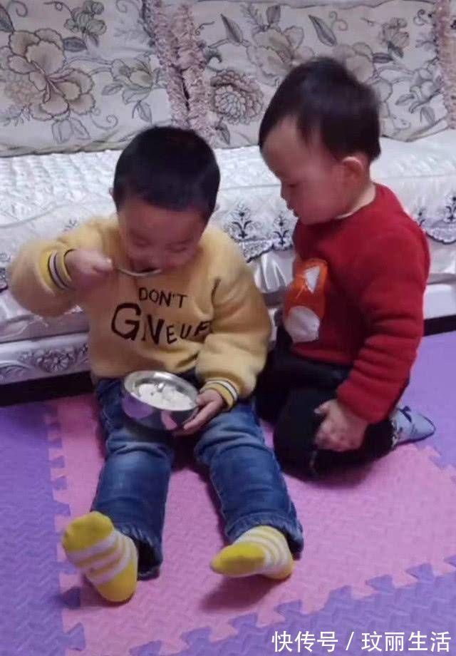 赡养|哥哥吃独食,弟弟讨食的举动萌化了,网友:混口吃的不容易啊