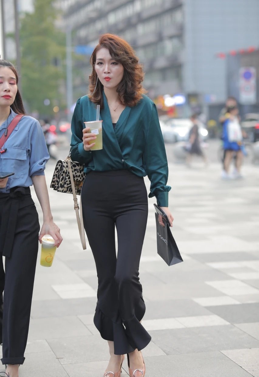 喇叭裤该怎么穿才有魅力? 看完妹子的穿搭, 一下子就明白了!