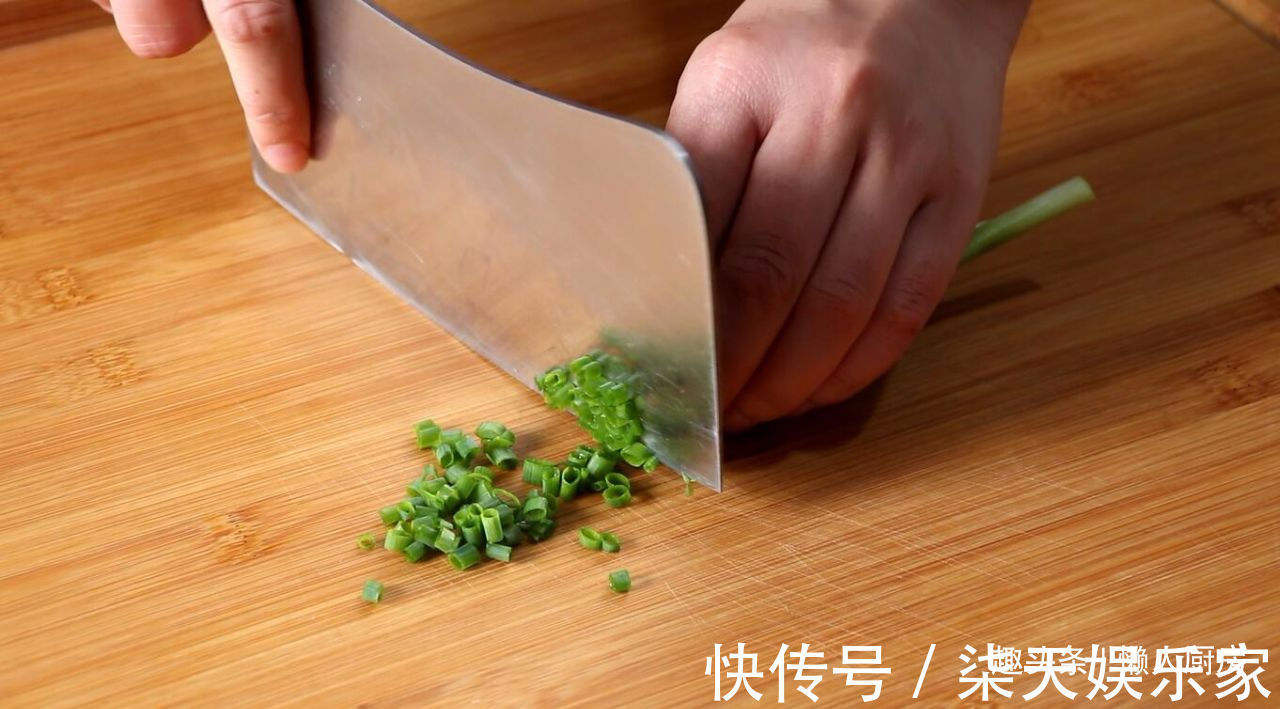 不放油炸，不用油煎，学会鸡翅的新做法，好吃到吮指，皮滑肉嫩