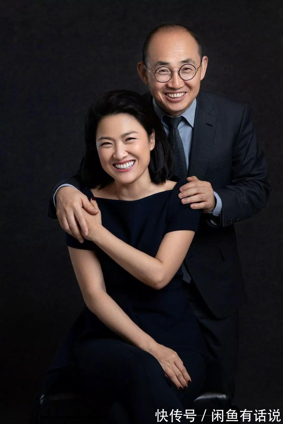 穿搭|潘石屹老婆罕露面,短发配蓝裙气场强大,两口子精英气质还真登对