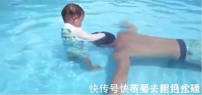 满满的爱|爸爸假装倒在水中，小宝宝果断下水去救他，看到这画面眼圈红了