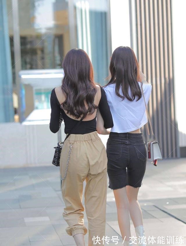 ins风 英文字母短袖搭配中长短裤,个性十足,白色马丁靴又酷又飒!