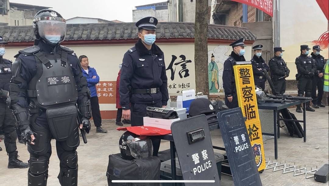 参观|萌娃参观成都东部公安警用装备：“长大了我也要当警察！”