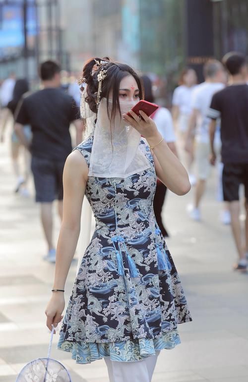 穿搭特别的女人，人群里一眼就可以看见