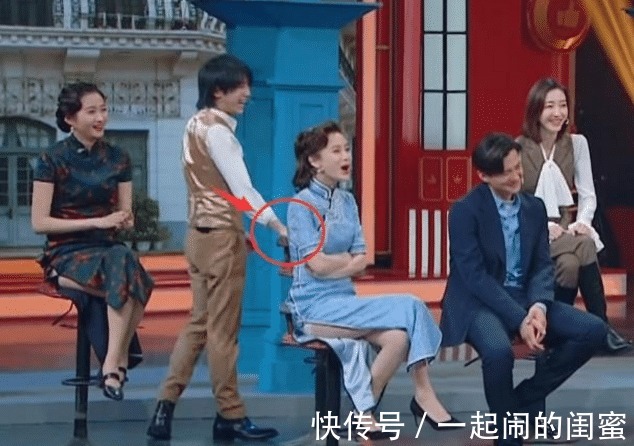 民国时期|baby坐着看戏，而谁注意她身后的华晨宇怕是忘了有镜头！