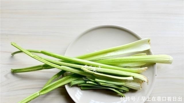 西芹别直接炒,下锅之前多做一步,口感细嫩幼滑,不输大饭店!