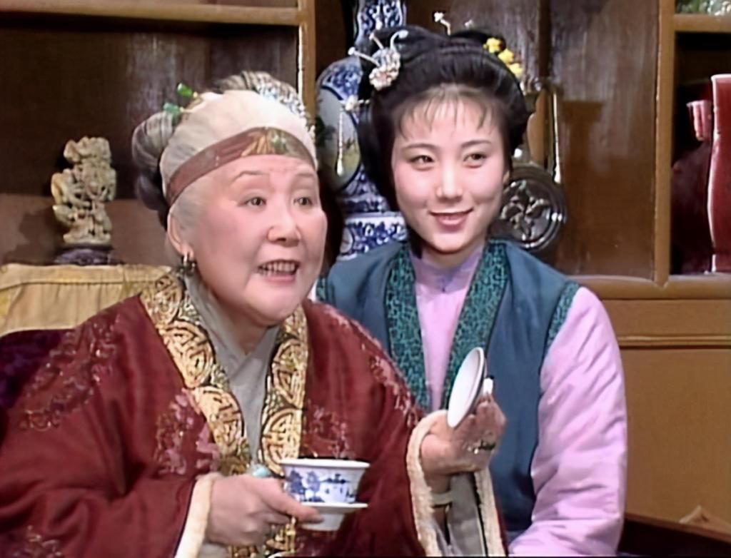 王夫人|鸳鸯是众丫头之首,贾母为何不让她去照顾黛玉,反而选紫鹃呢?