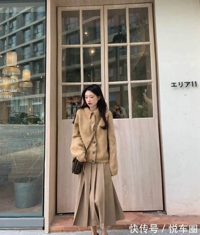 港风 秋季怎样才洋气风衣搭配半身裙简约干练，这样穿保暖又时尚！