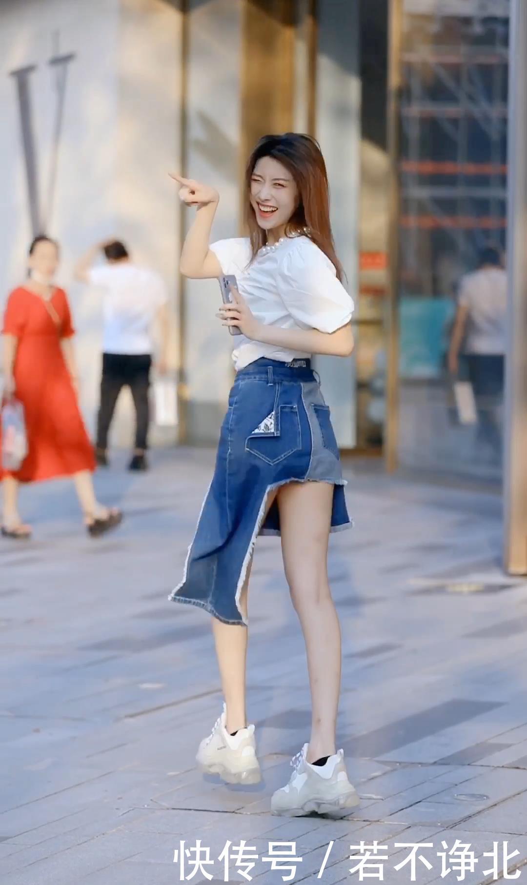 夏日不仅要追求清凉感，造型感也很重要，试试牛仔裙＋雪纺衫吧