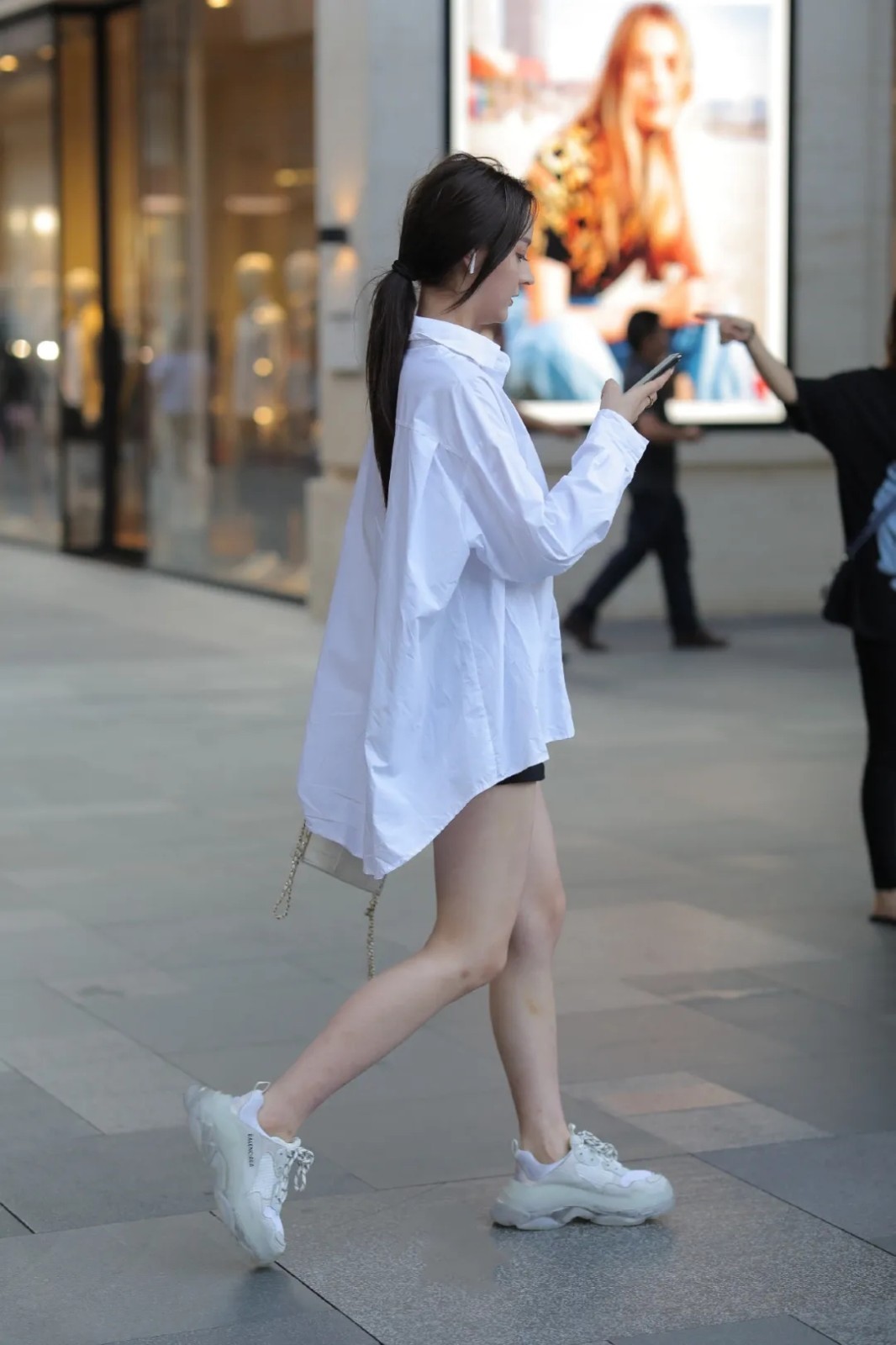 美女|街拍美女:气质与干练并存的穿搭示范,清新大方引人注目,精致时髦十分耐看