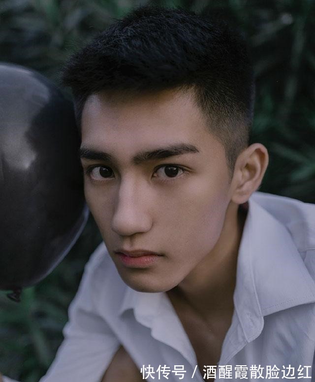 刘海|男生头发长长了剪什么发型好 别再跟理发师说两边剪短了!