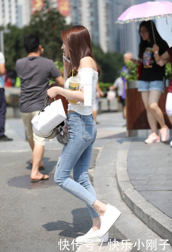 百搭牛仔裤也要用心搭，才能展现出想要的美感