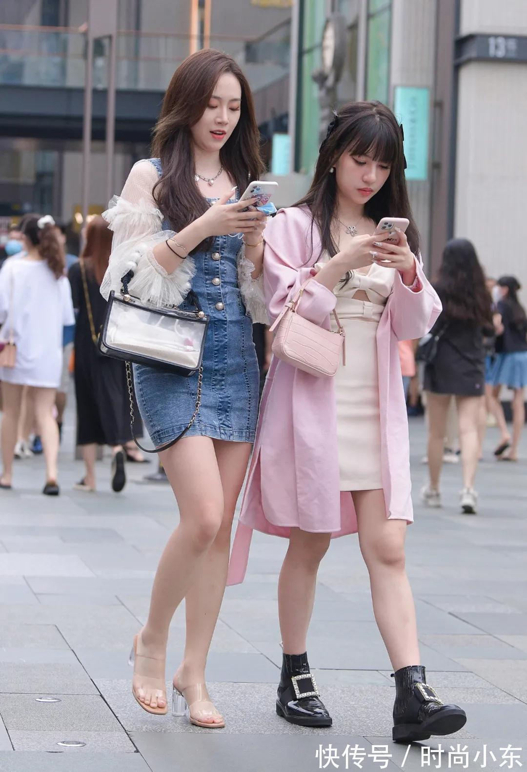 美女 高跟牛仔裙小美女,聚精会神看手机