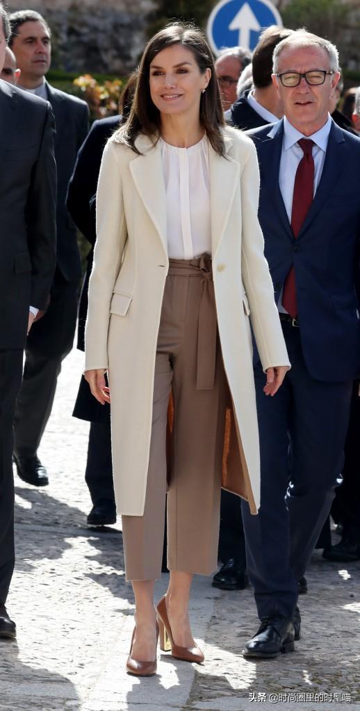 西班牙王后又一次穿出新高度,白大衣搭九分西裤高级,还很显腿长