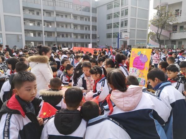 沅陵鹤鸣山小学举行爱心义卖“跳蚤市场”活动