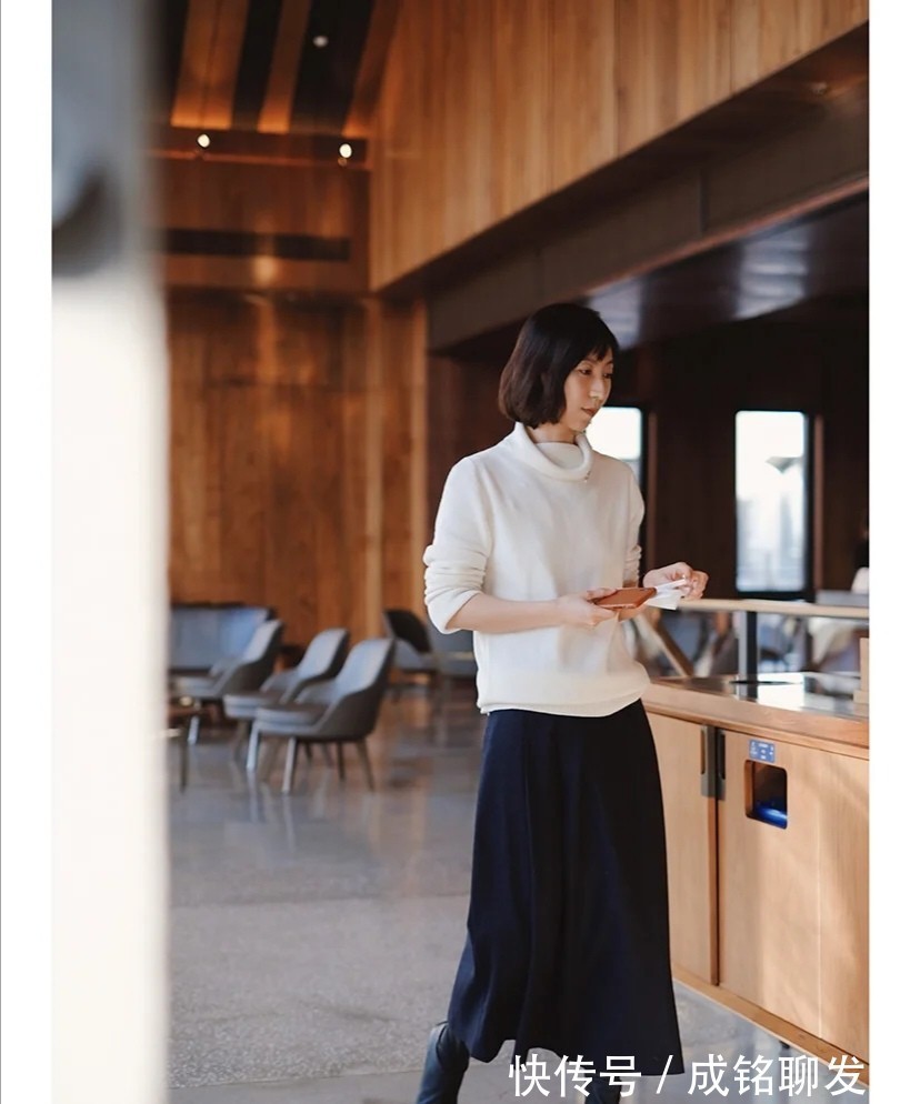 深灰色|摆脱臃肿感和路人感,时尚高级的日系穿搭,适合40+的成熟女人