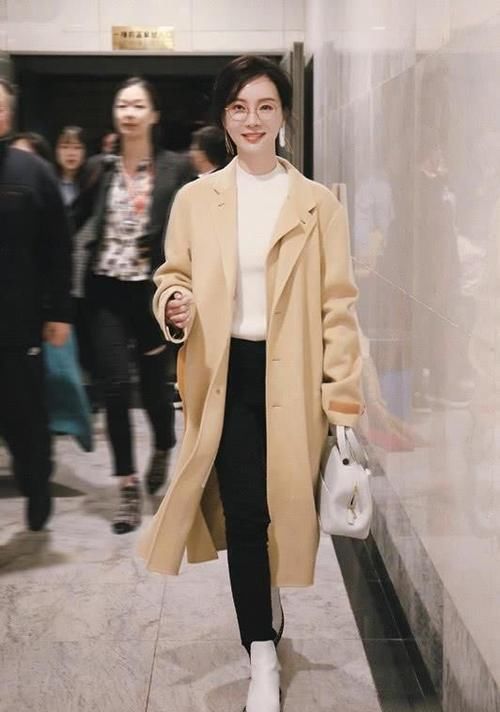 底裤|女人尽量不要风衣搭打底裤！学明星这样穿，减龄又优雅