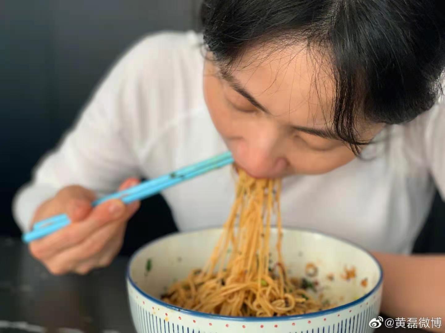 爱莉|黄磊晒出一碗面,莉姐埋头吃面的样子火了,网友吃出了幸福感