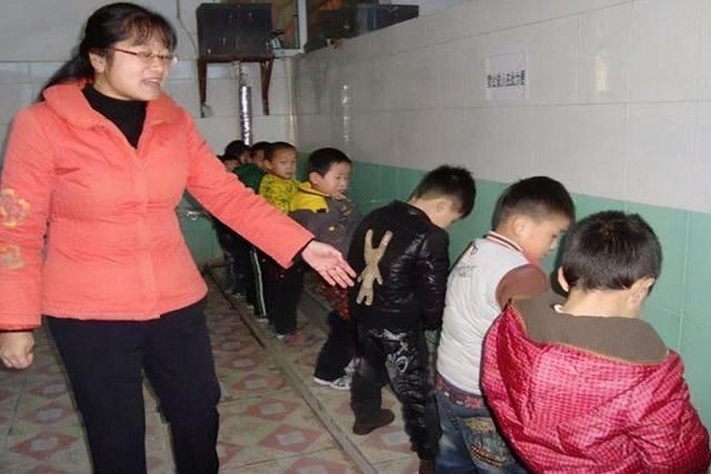 如厕|“为啥孩子不愿在幼儿园拉臭臭”?家长别不当回事,压力让娃焦虑