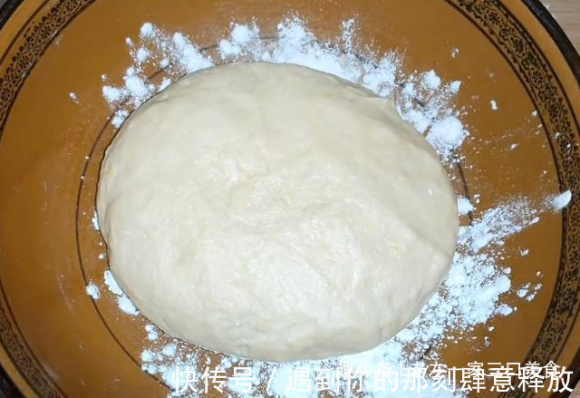 面粉里加一个鸡蛋,饭碗一扣,个个蓬松鼓大泡,比油条简单更好吃