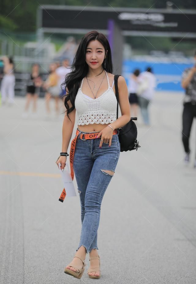 清爽|“炫腹族”穿搭清爽风格,牛仔裤搭配橙色腰带,时髦气质展现的淋漓尽致