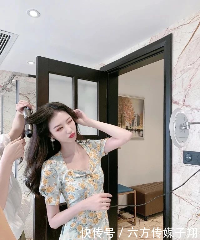 这身印花裙真有特色,V领处打个蝴蝶结,女人的贵气立马浮现