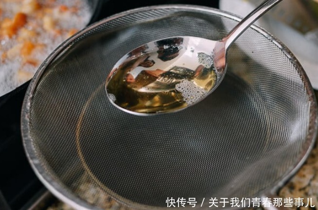 洁白|熬猪油时,只会加盐还不够!多加3样,猪油洁白香浓,放1年不会坏