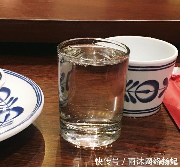 塑料瓶|白酒都是玻璃瓶，为什么不用塑料瓶专家说出原因，听完涨知识了