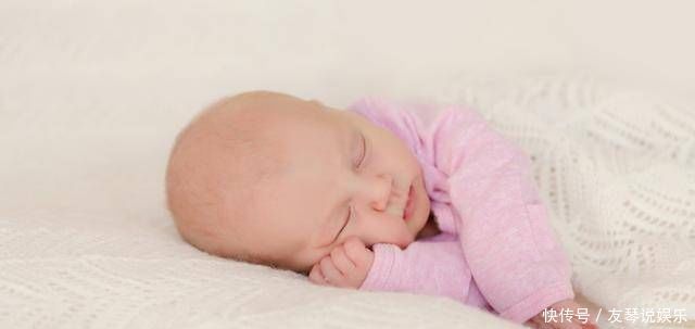 宝妈被照相馆坑了,满月孩子被送医抢救,医生不配做父母