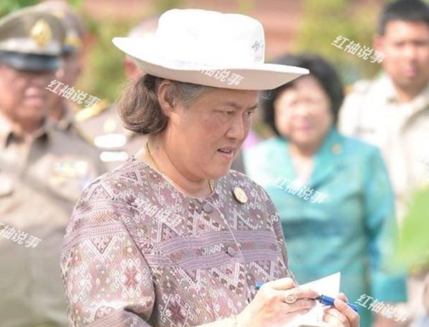 公主|诗琳通年轻时好惊艳！颜值碾压苏提达王后，不愧是泰国最美公主