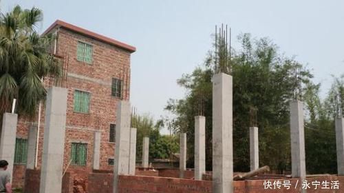 邻居们|打工仔回农村18万建房、8万装修，12米宽的大门被邻居们指指点点