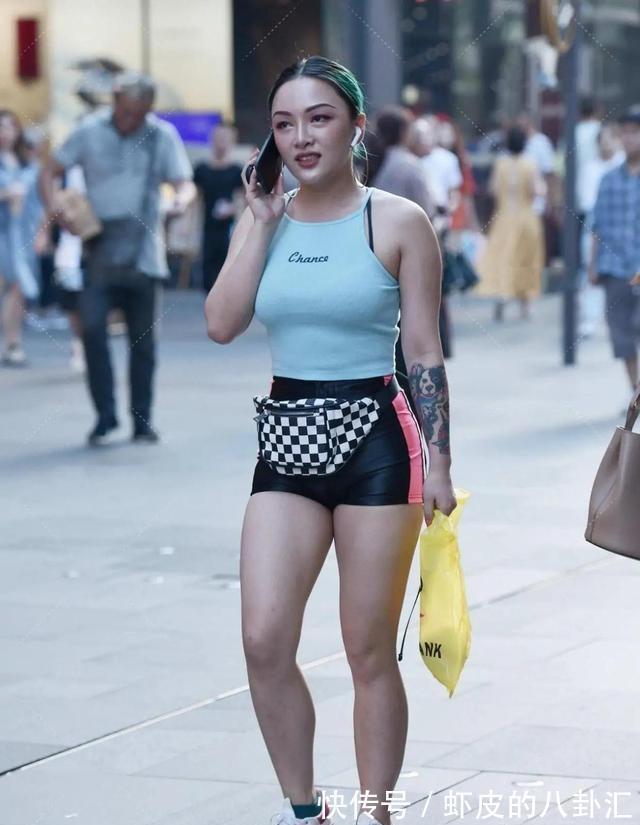 秋装|凉风秋装,柔和的针织衫与修身裤搭配,简约显身