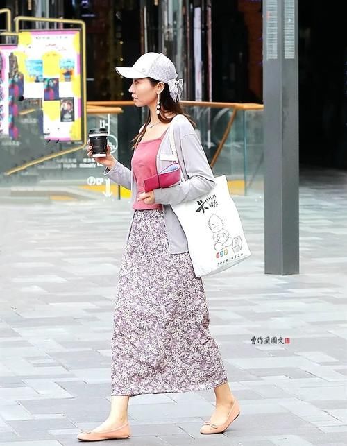 鞋子|街拍：浅口平底鞋美女，掩饰不住的轻熟风
