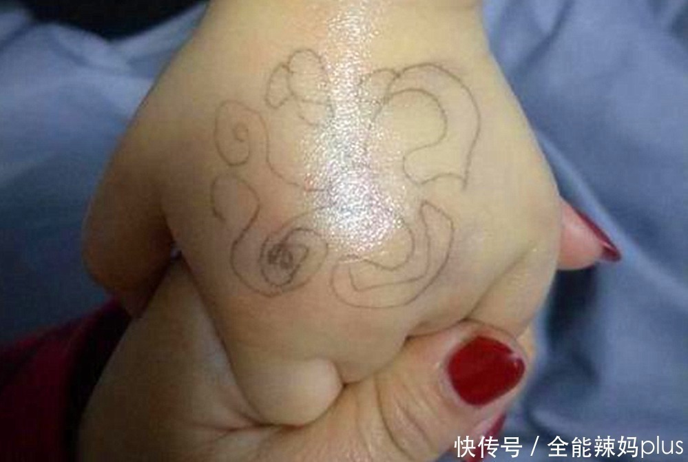 小女孩|“老师”在小女孩手上画图形,孩子沾沾自喜,妈妈看到后直接报警