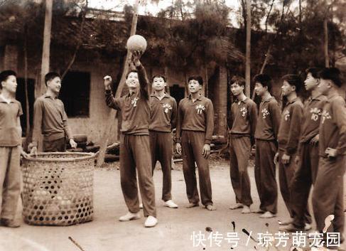 世界女排|女排功勋主帅,前妻因意外去世,再婚娶女排姑娘,如今生活怎样