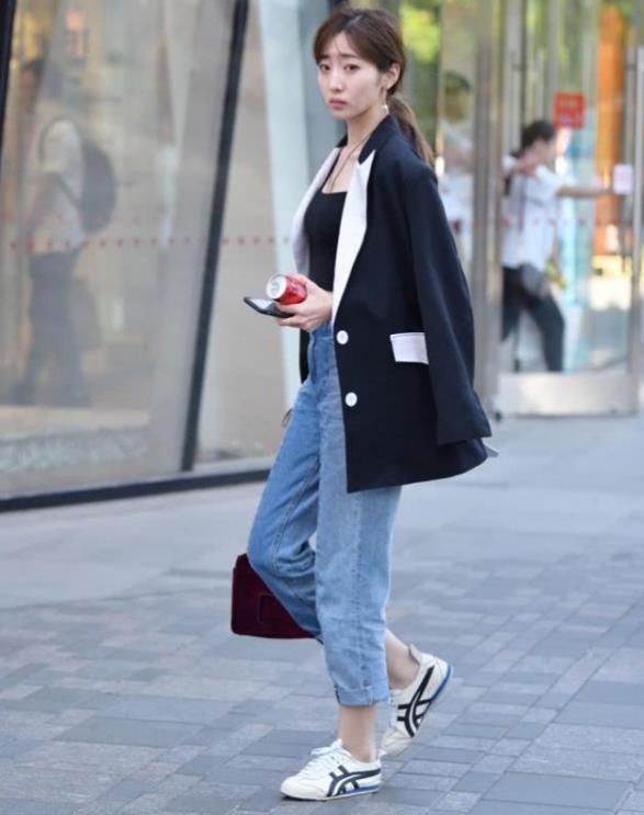 街拍:逛街的时尚佳人,白色上衣配短裤,展现出愈发美丽的好身材