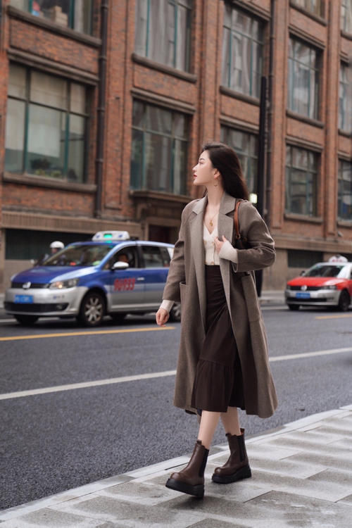 大衣＋半身裙＝今春王牌cp，优雅又有女人味，精致女人首选