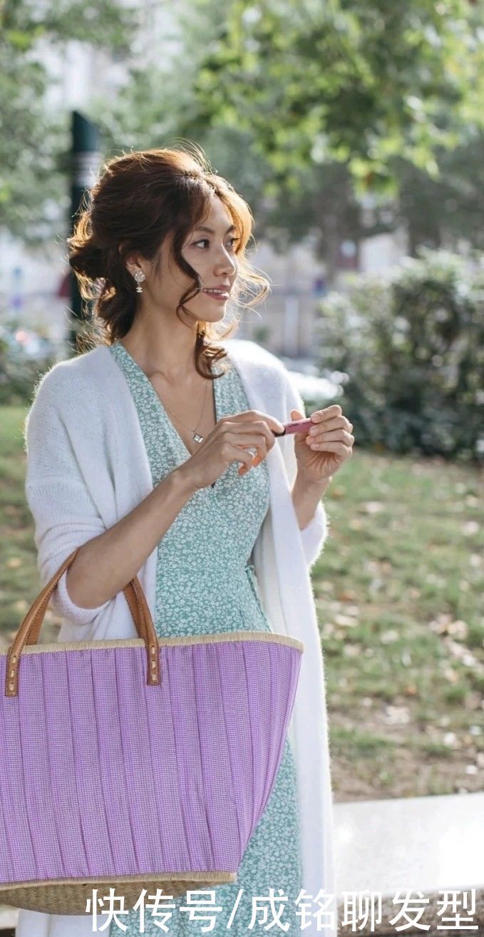搭配 奔五的女人别“扮嫩”,这样搭配成熟又有范,既有气质又有女人味