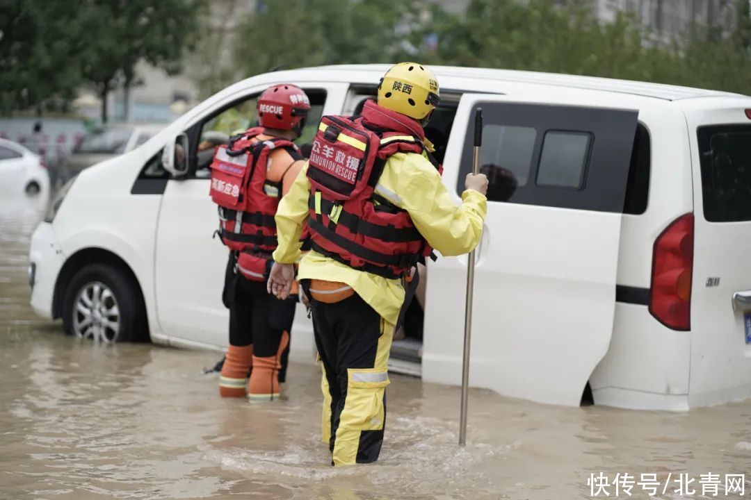陕西公羊救援队|危急！郑州一家四口被困车中，陕西救援队来了……