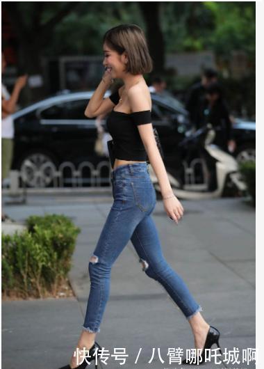 一字肩衬衫搭配暗蓝色破洞牛仔裤，时尚简约，气质不凡