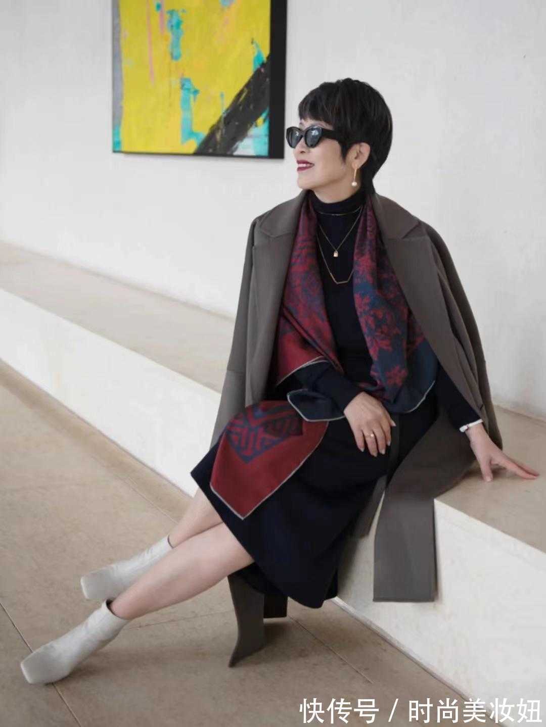 中年女人 真正懂打扮的中年女人,少不了一条“丝巾”,提升气质又洋气