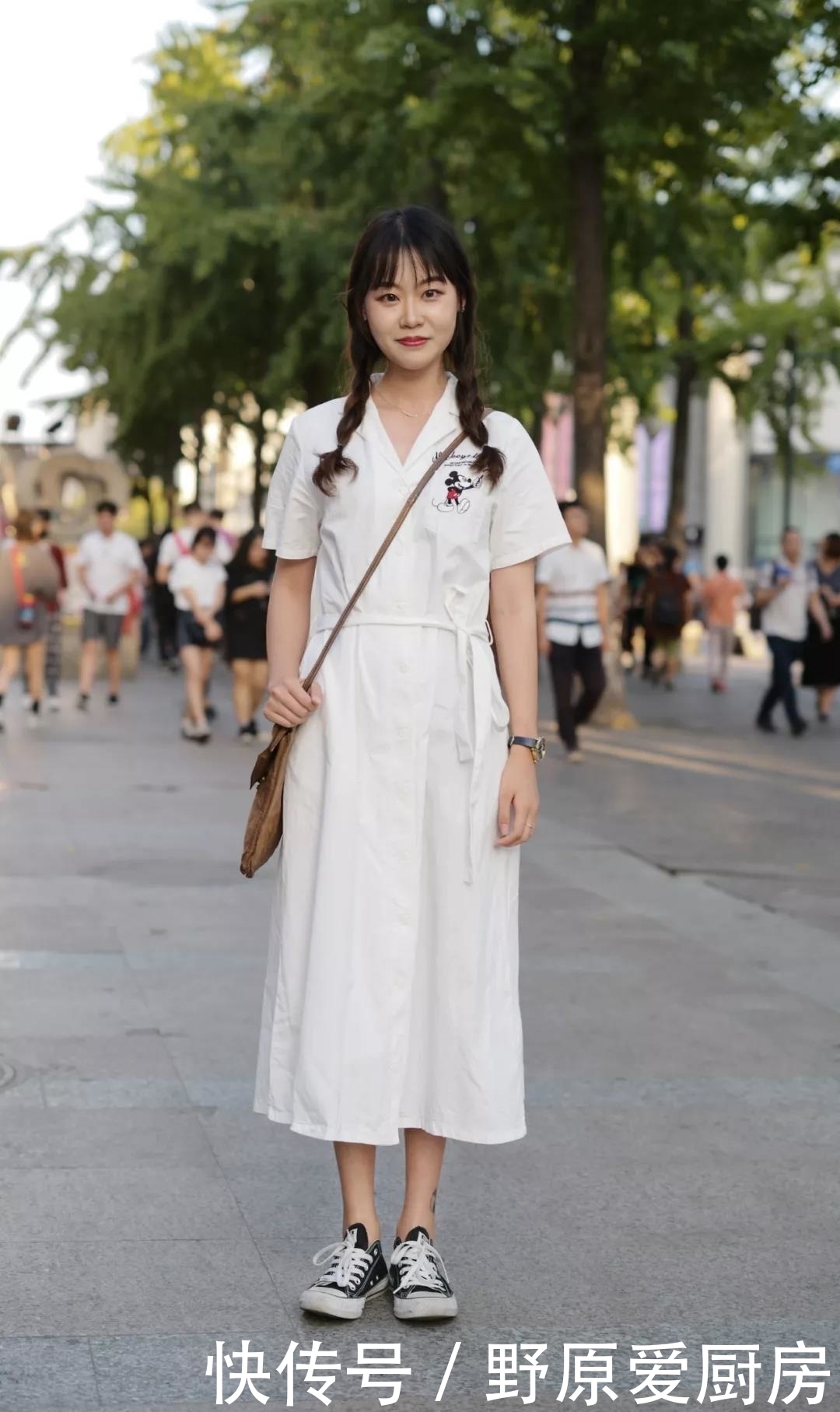 街拍:小姐姐搭配白色露肩连衣裙,两侧抽带的设计衬托出大长腿!