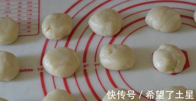 面团|中秋节快到了，教你自制月饼，不用烤箱，外酥里鲜，太香了！
