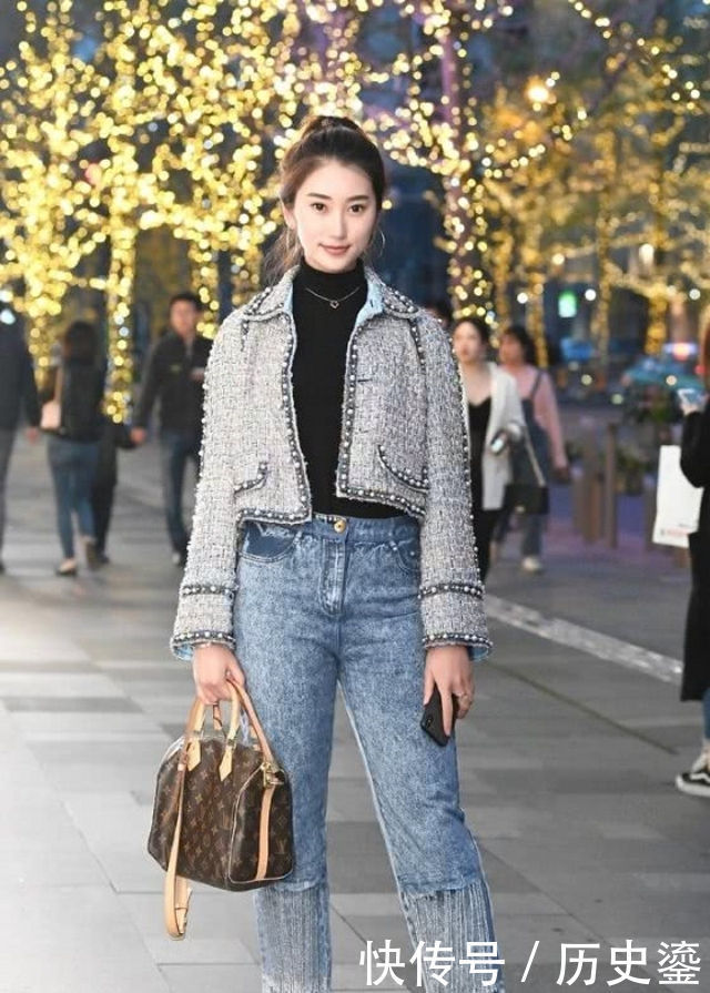 街拍俏美靓丽的小姐姐,穿搭时尚紧身牛仔裤,休闲又大方