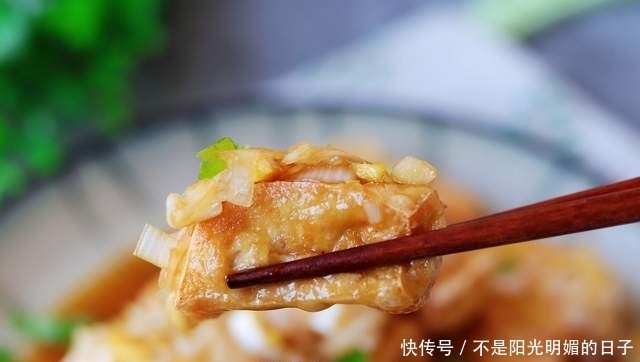 豆腐炸一炸,再和大葱拌一拌,没想到这么好吃,上桌惊艳了全家人